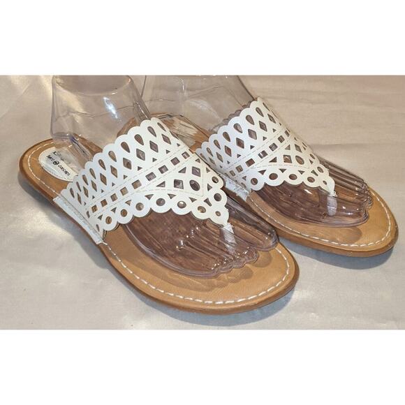 B.O.C. Born Caree Womens Thong Sandals White Vegan Leather Laser Cut Size 9M - Picture 1 of 7